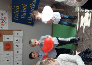 Antoś i Szymon trzymający baloniki